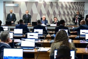 Fim da escala 6×1 avança no Senado